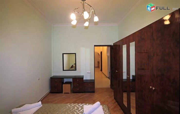 ՎԵՐԵԼԱԿՈՎ / Աբովյան փողոց / 3 սենյակ / գերազանց վիճակ / բաց պատշգամբ ԿՈԴ 1153