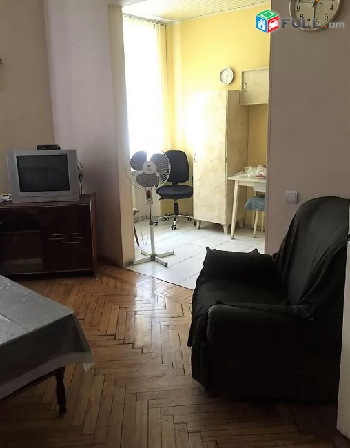 Օպերայի մոտ քարե շենքում 2 սենյակ ԿՈԴ 1223