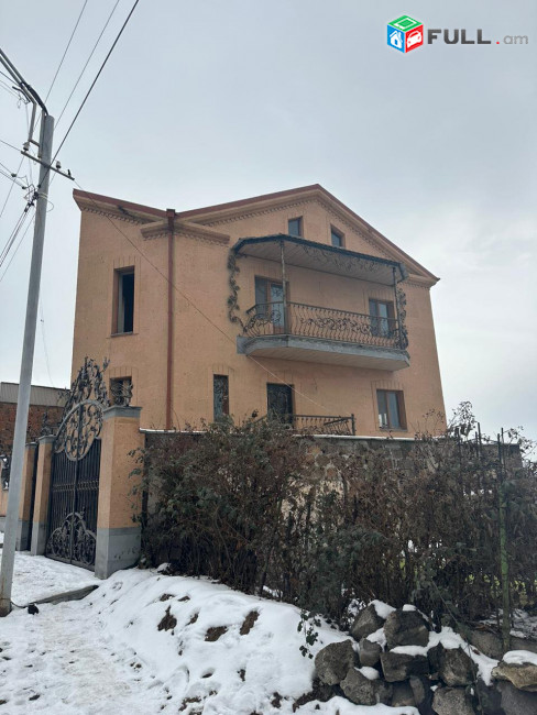 Վաճառվում է 3 հարկանի նորակառույց առանձնատուն Աբովյան քաղաքում