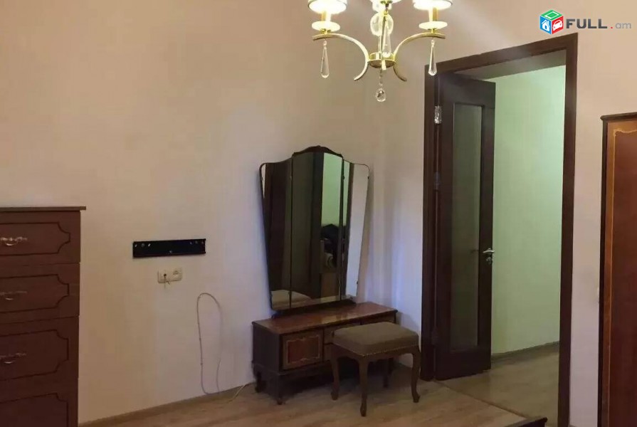 3 սենյականոց բնակարան Վահրամ Փափազյան փողոցում, 75 ք.մ., 2/5 հարկ, կապիտալ վերանորոգված, քարե շենք
