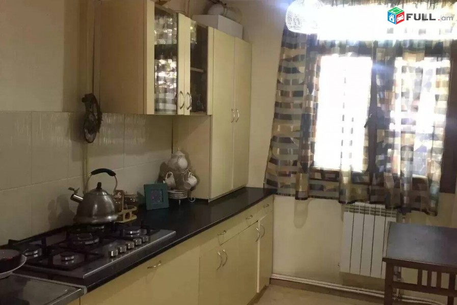 3 սենյականոց բնակարան Վահրամ Փափազյան փողոցում, 75 ք.մ., 2/5 հարկ, կապիտալ վերանորոգված, քարե շենք