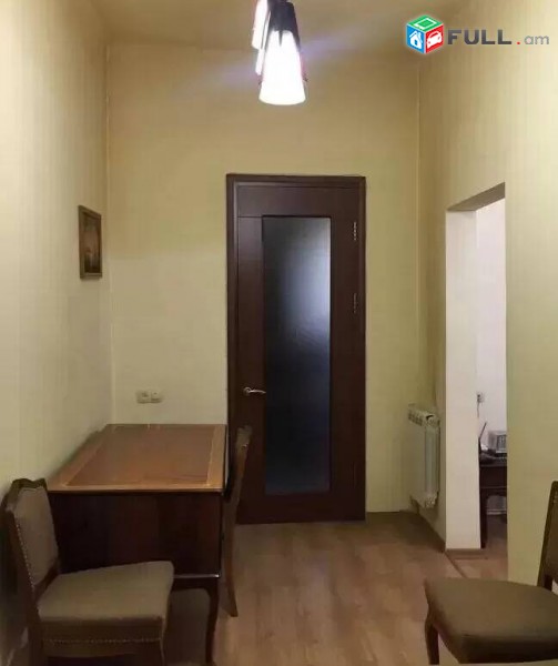 3 սենյականոց բնակարան Վահրամ Փափազյան փողոցում, 75 ք.մ., 2/5 հարկ, կապիտալ վերանորոգված, քարե շենք