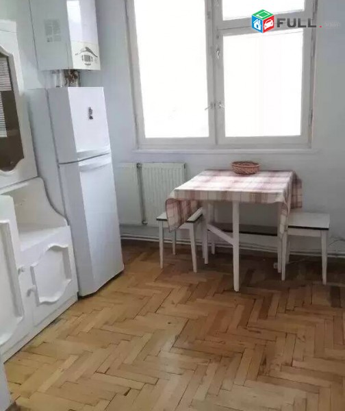 1 սենյականոց բնակարան Արամ Խաչատրյանի փողոցում, 44 ք.մ., 3/5 հարկ, կապիտալ վերանորոգված, քարե շենք