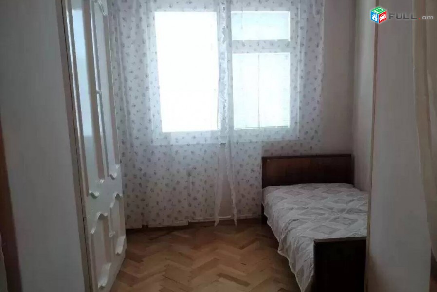 1 սենյականոց բնակարան Արամ Խաչատրյանի փողոցում, 44 ք.մ., 3/5 հարկ, կապիտալ վերանորոգված, քարե շենք