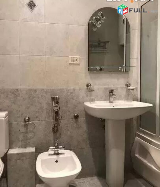 3 սենյականոց բնակարան Կիևյան փողոցում, 86 ք.մ., 3/5 հարկ, կապիտալ վերանորոգված, քարե շենք