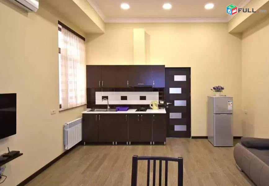 2 սենյականոց բնակարան Չարենցի փողոցում, 55 ք.մ., 2/4 հարկ, կոսմետիկ վերանորոգում, քարե շենք