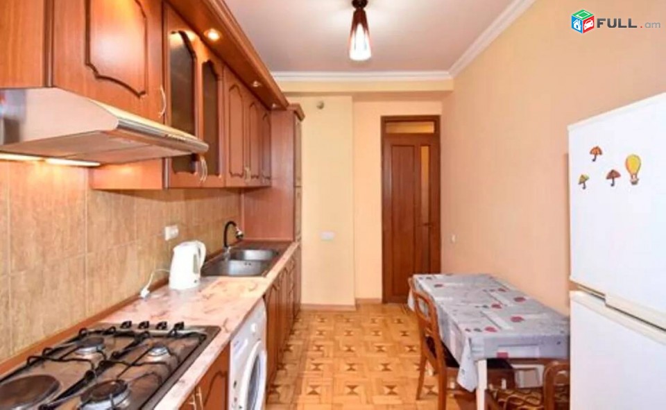 3 սենյականոց բնակարան Մոսկովյան փողոցում, 77 ք.մ., նախավերջին հարկ, կապիտալ վերանորոգված, քարե շենք