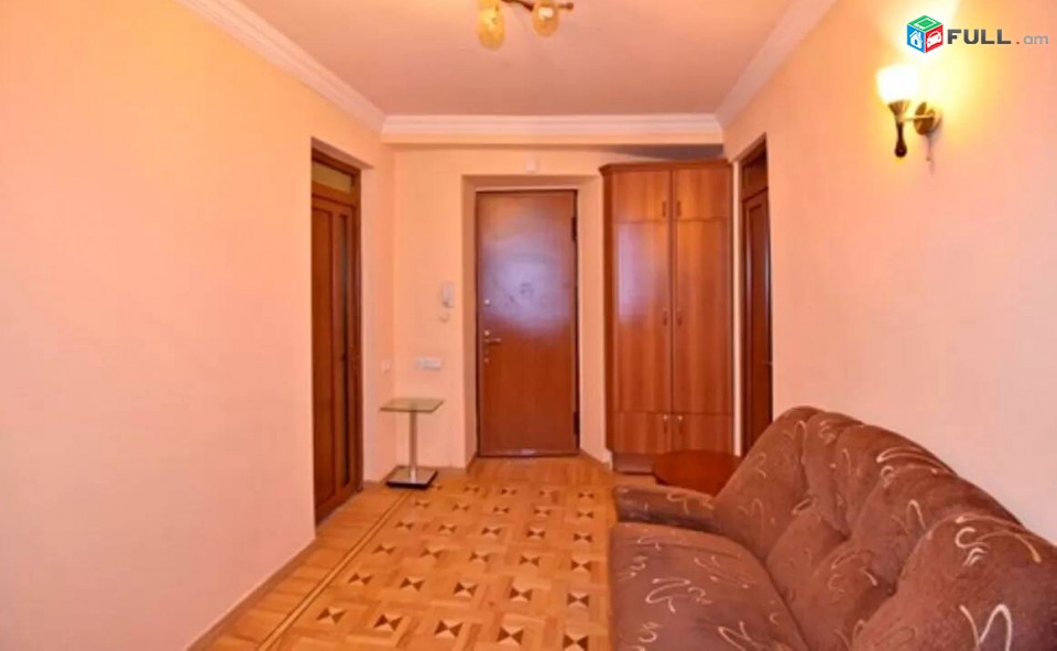 3 սենյականոց բնակարան Մոսկովյան փողոցում, 77 ք.մ., նախավերջին հարկ, կապիտալ վերանորոգված, քարե շենք