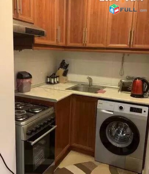3 սենյականոց բնակարան Կոմիտասի պողոտայում, 80 ք.մ., 2/5 հարկ, եվրովերանորոգված, քարե շենք