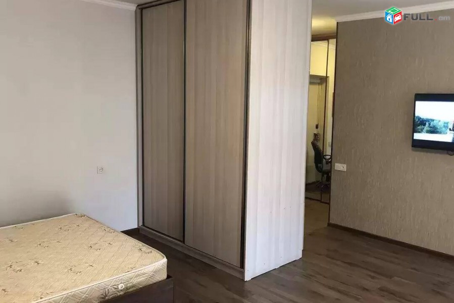 1 սենյականոց բնակարան Մարշալ Բաղրամյան պողոտայում, 42 ք.մ., 1/5 հարկ, եվրովերանորոգված, քարե շենք
