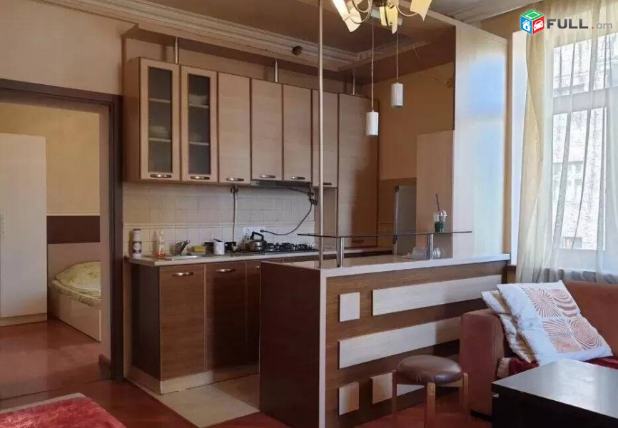 3 սենյականոց բնակարան Կոմիտասի պողոտայում, 72 ք.մ., 3/5 հարկ, կապիտալ վերանորոգված, քարե շենք