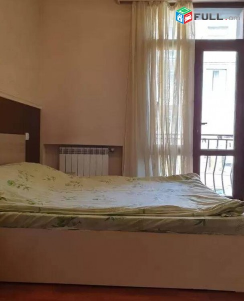 3 սենյականոց բնակարան Կոմիտասի պողոտայում, 72 ք.մ., 3/5 հարկ, կապիտալ վերանորոգված, քարե շենք
