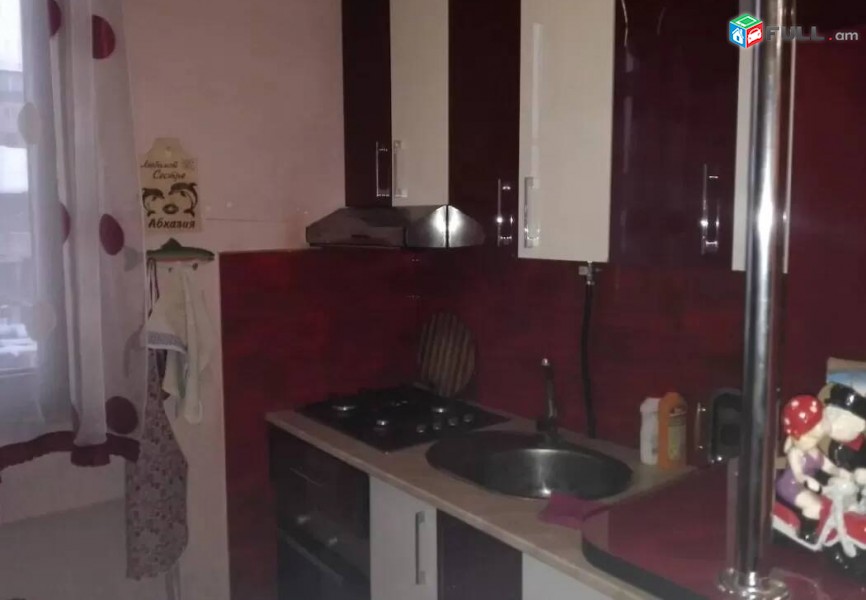 2 սենյականոց բնակարան Կոմիտասի պողոտայում, 50 ք.մ., 3/5 հարկ, կապիտալ վերանորոգված, քարե շենք