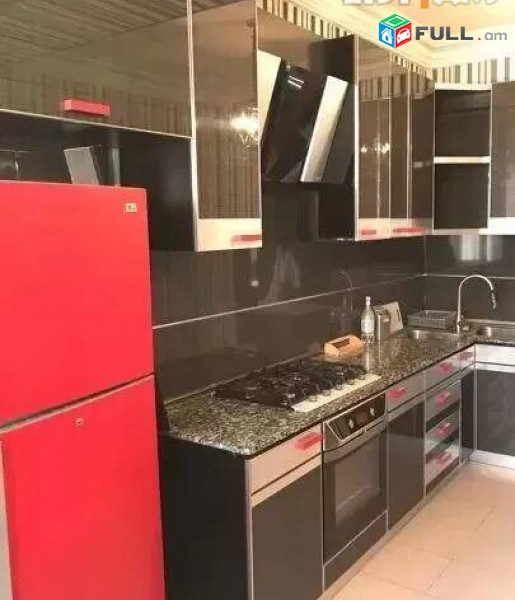 3 սենյականոց բնակարան Մեսրոպ Մաշտոցի պողոտայում, 105 ք.մ., կոսմետիկ վերանորոգում, քարե շենք