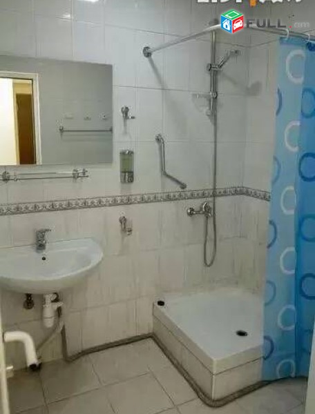 3 սենյականոց բնակարան Նալբանդյան փողոցում, 90 ք.մ., 2/5 հարկ, կապիտալ վերանորոգված, քարե շենք
