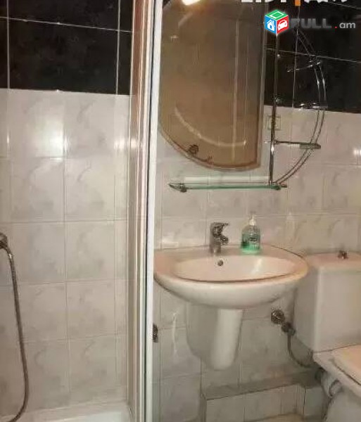 1 սենյականոց բնակարան կենտրոնում, 40 ք.մ., 2/5 հարկ, կապիտալ վերանորոգված, քարե շենք