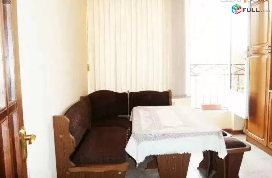 1 սենյականոց բնակարան կենտրոնում, 40 ք.մ., 2/5 հարկ, կապիտալ վերանորոգված, քարե շենք