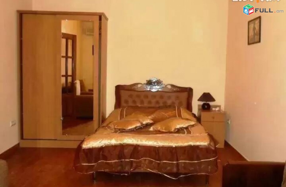 1 սենյականոց բնակարան կենտրոնում, 40 ք.մ., 2/5 հարկ, կապիտալ վերանորոգված, քարե շենք