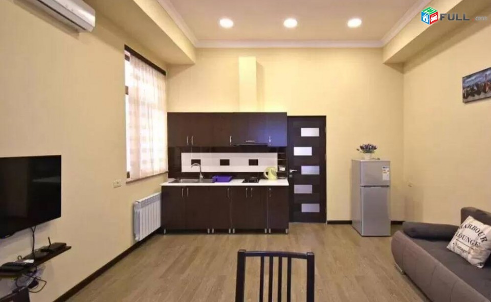 2 սենյականոց բնակարան Չարենցի փողոցում, 45 ք.մ., նախավերջին հարկ, կապիտալ վերանորոգված, քարե շենք