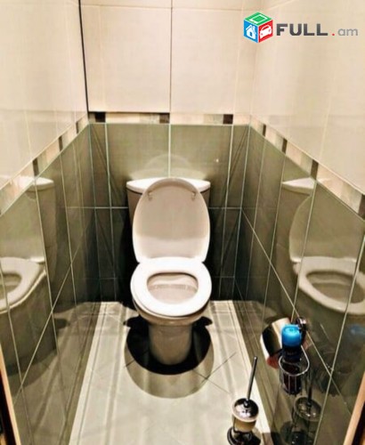 Երվանդ Քոչար Սաս խանութի մոտ