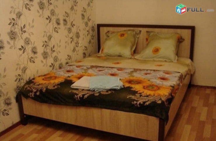 Երվանդ Քոչար Սաս խանութի մոտ