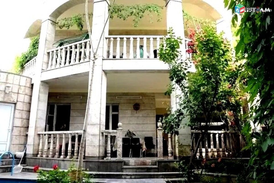 Կոդ 45674  առանձնատուն 7 սենյականոց  Կենտրոնում՝ Պարոնյան փողոցում: