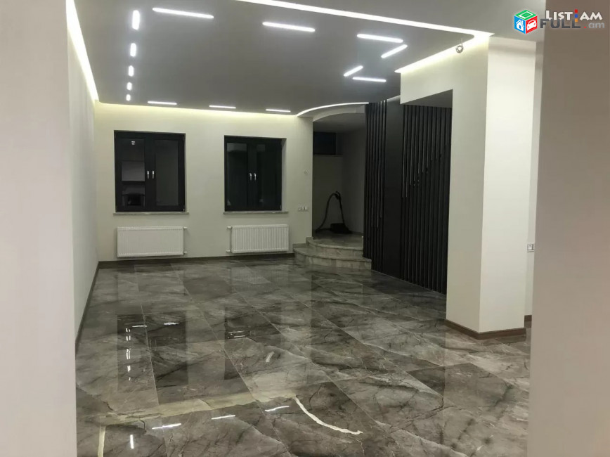 Կոդ 73206  Երեք հարկանի քարե տուն, Այգեձորի 1-ին նրբանցք կենտրոնում, 220 ք.մ., 2 սանհանգույց