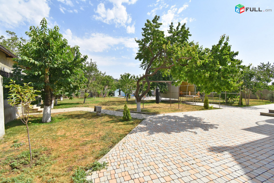 Առանձնատուն, Պտղնի,Բնակելի՝ 793 մ2, հողատարածք` 2,500 մ2 2 հարկանի