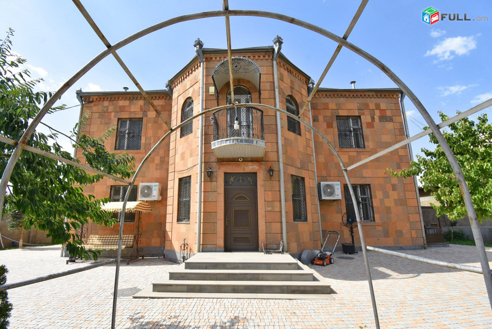 Առանձնատուն, Պտղնի,Բնակելի՝ 793 մ2, հողատարածք` 2,500 մ2 2 հարկանի