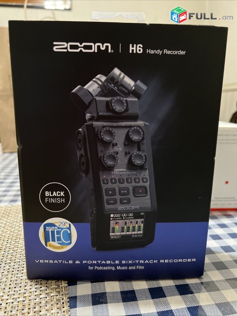Zoom H6 All Black 6-Input / 6-Track Portable Handy Recorder with Single Mic Capsule (Black)