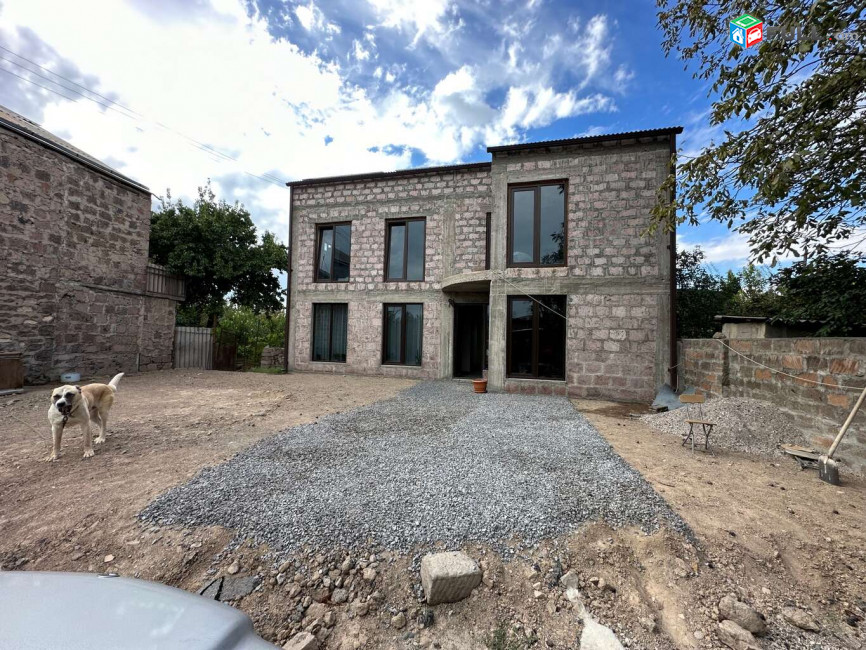 Երկու հարկանի տուն Փարաքարում, 200 ք.մ., 2 սանհանգույց, մասնակի վերանորոգում