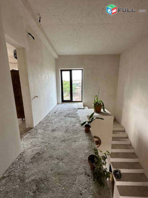 Երկու հարկանի տուն Փարաքարում, 200 ք.մ., 2 սանհանգույց, մասնակի վերանորոգում