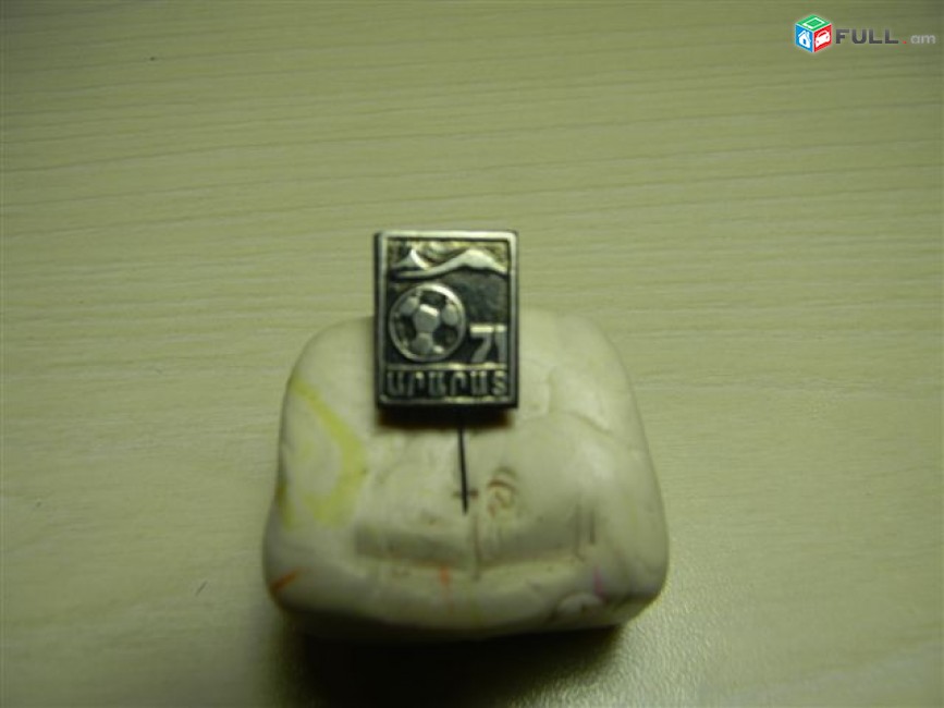 значок.Футбол.	Արծաթյա մրցանակակիր  Արարատ 71(серебряный призер Арарат), 71 ԱՐԱՐԱՏ, 3 разных
