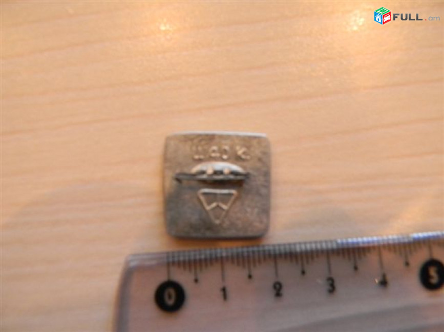значок.	Колыма, (песец)	стекло на металле, смола,	