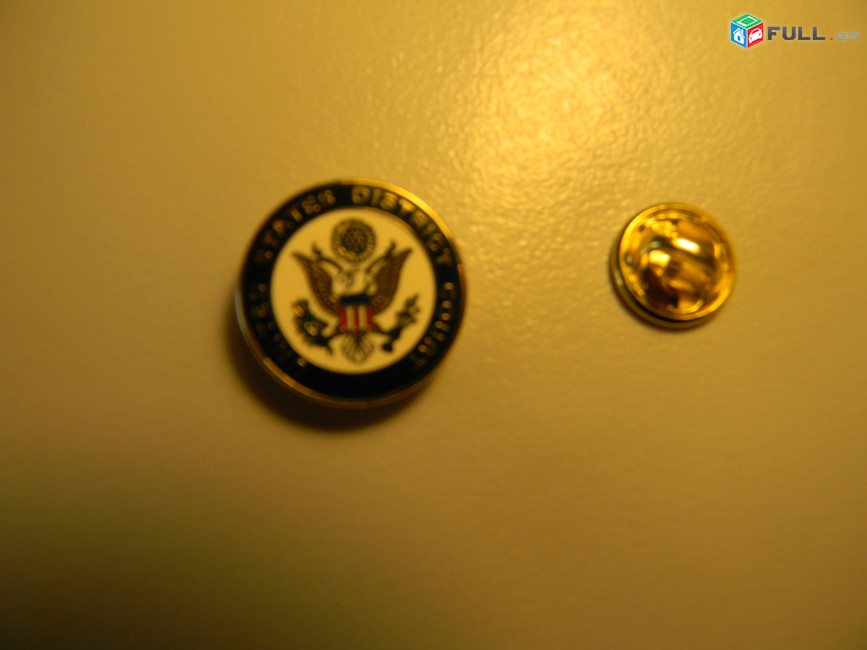 значок.США.	UNITED STATES DISTRICT COURT Окружной суд,	желт,тяж.мет., гор.эмаль, цанга,