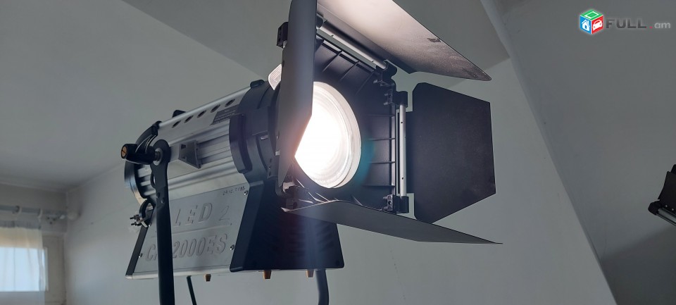 Վարձով LED CR-2000-ES SPOT LIGHT 3200-5600K with V mount plate