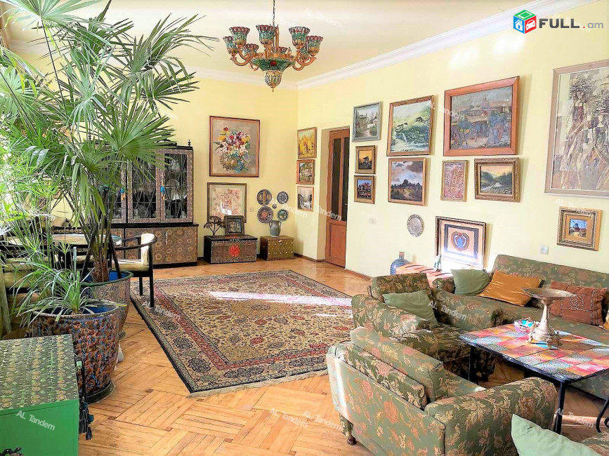 Վաճառվում է բնակարան Խանջյան փողոցում