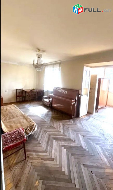 Վաճառվում է բնակարան Վարդանանց փողոցում