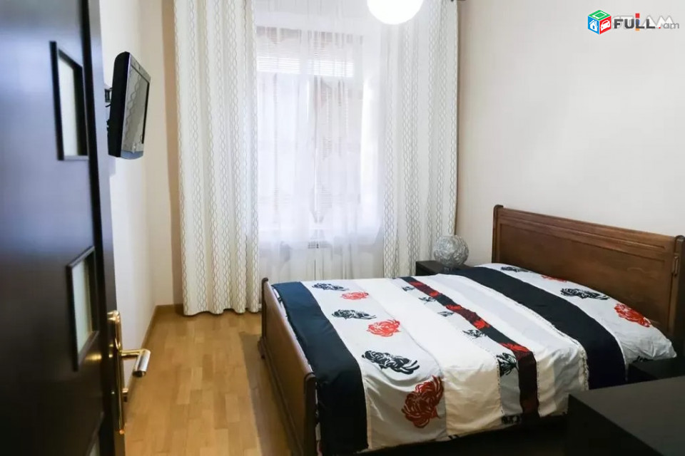 Կոդ 73322  Հանրապետության փողոց 4 սենյակ 