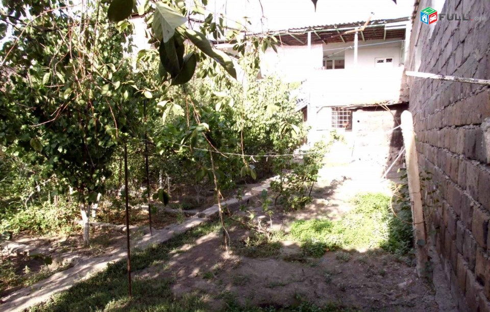 Երկու հարկանի քարե տուն Փարաքարում ID3116