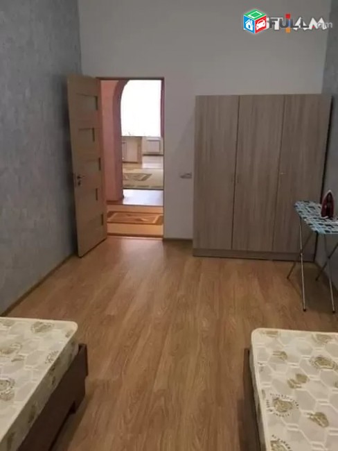 ԿՈԴ MM137  Վարձով է տրվում 3 սենյականոց բնակարան Աղայան փողոցում