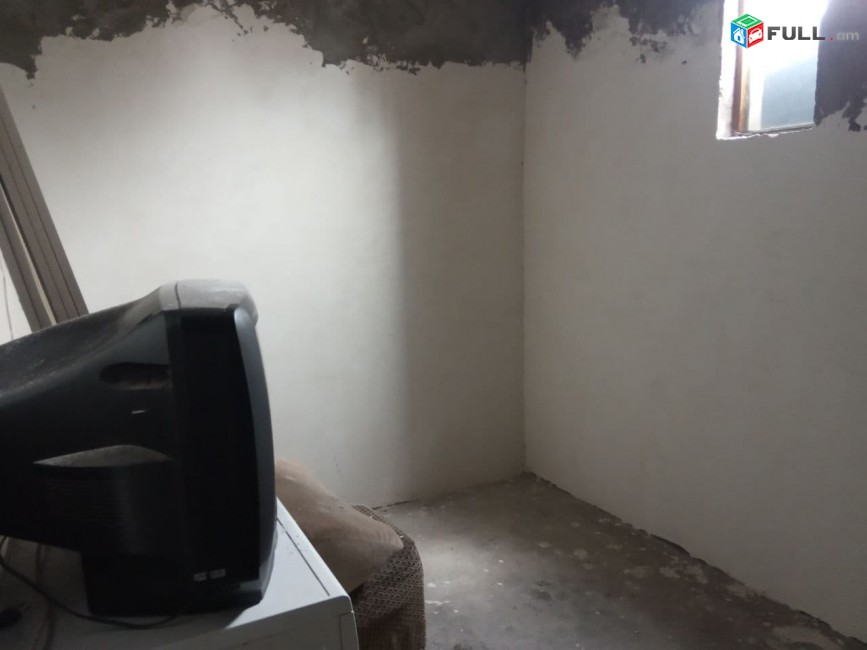 TM564 ????Վաճառվում է երկհարկանի, 5+ սենյականոց անկյունային կիսակառույց առանձնատուն՝ 200 քմ մակերեսով: