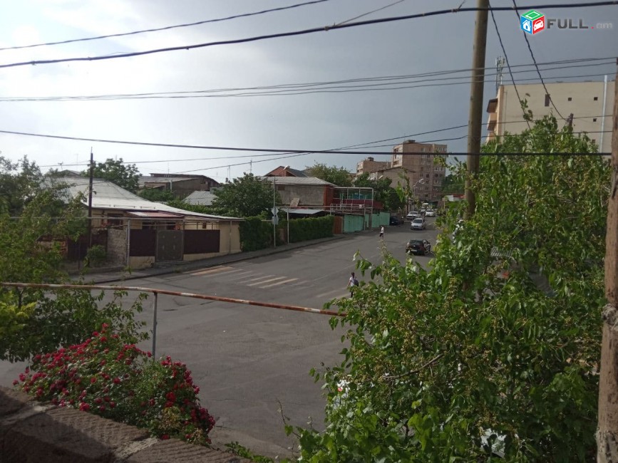 TM564 ????Վաճառվում է երկհարկանի, 5+ սենյականոց անկյունային կիսակառույց առանձնատուն՝ 200 քմ մակերեսով: