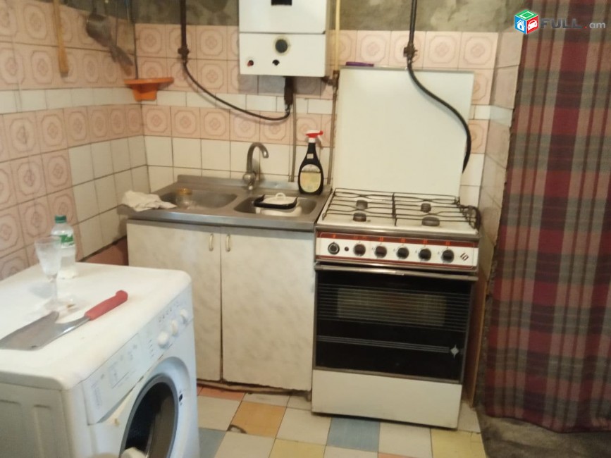 TM564 ????Վաճառվում է երկհարկանի, 5+ սենյականոց անկյունային կիսակառույց առանձնատուն՝ 200 քմ մակերեսով:
