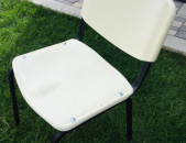 Աթոռ կարկասը սև մետաղ փոշեներկած նստատեղը բեժ գույնի ամուր պլաստմաս ԱԿՑԻԱ
