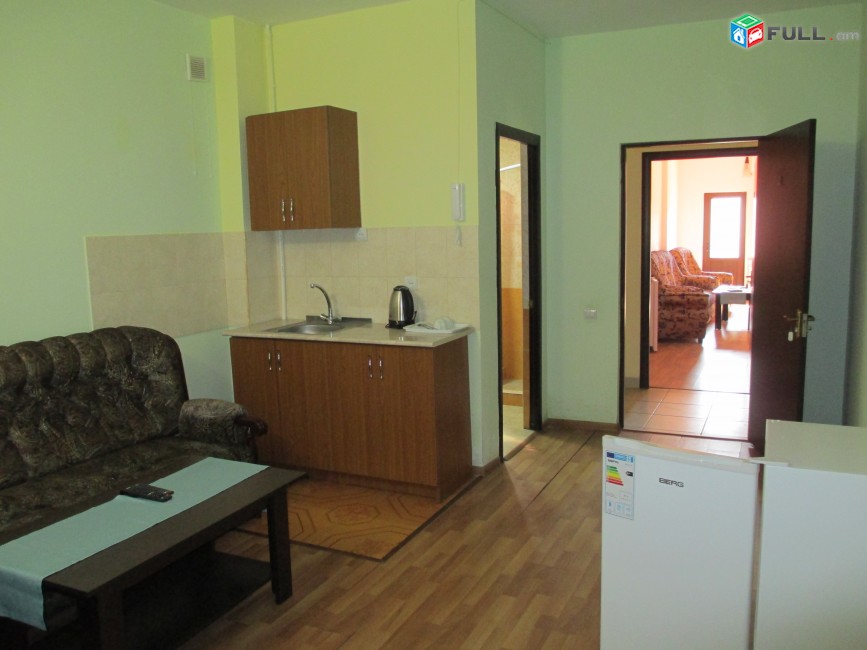 Trvum e 3 harkani hyuranocayin taracq kentronum, 450m2