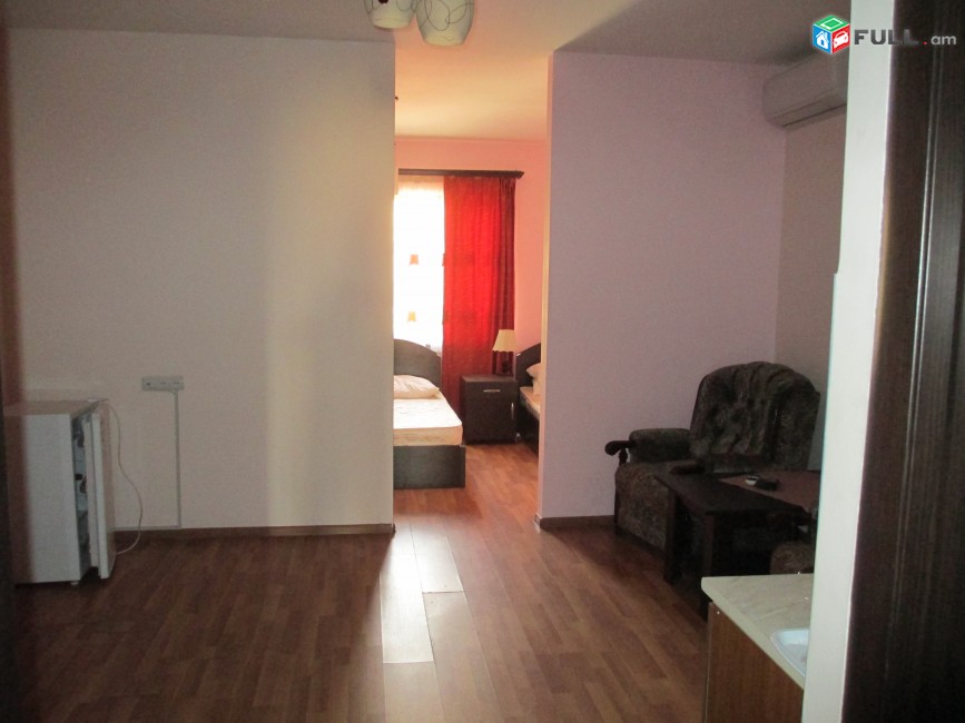 Trvum e 3 harkani hyuranocayin taracq kentronum, 450m2