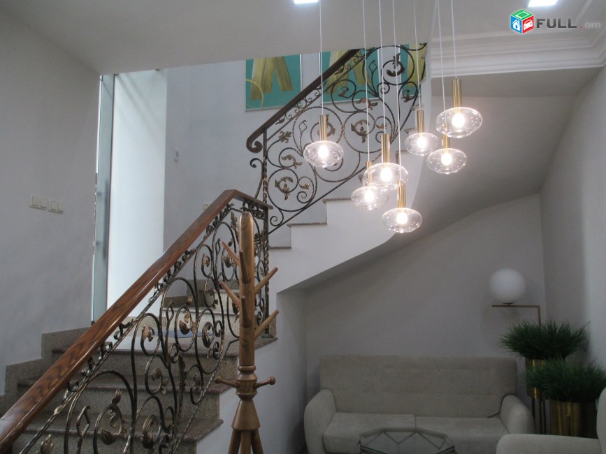 Komercion universal taracq Poqr Kentronum, 2 hark, 142m2