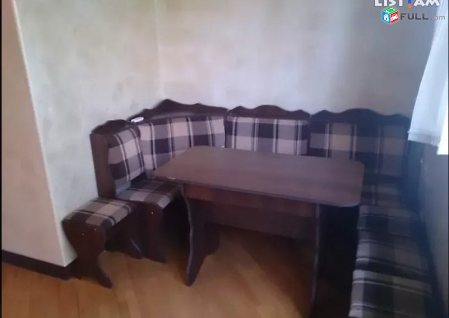 LA01300 Վարձով 3 սենյականոց բնակարն Նալբանդյան փողոցում 
