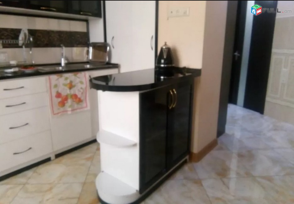 LA01556 Վարձով 3 սենյականոց բնակարան Արամ Խաչատրյան , Սլավոնական համլսարանի մոտ 